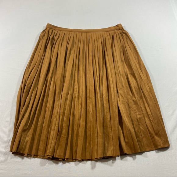 Fashion Union Pleated Suede Skirt Full Suede Faux pleated elastic waist skirt - Picture 10 of 10